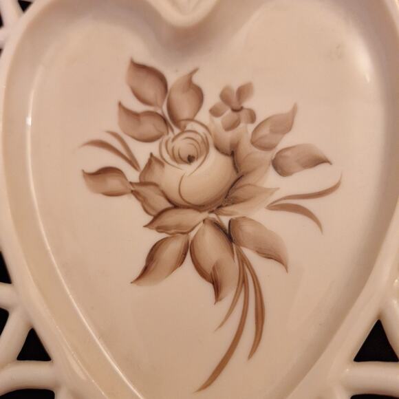 Westmoreland Hand Painted Cream Beige Milk Glass Heart Plate Dish Flowers 1980 - Picture 2 of 5